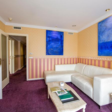 Eurostars Araguaney Otel Santiago de Compostela Oda fotoğraf A suite at the hotel