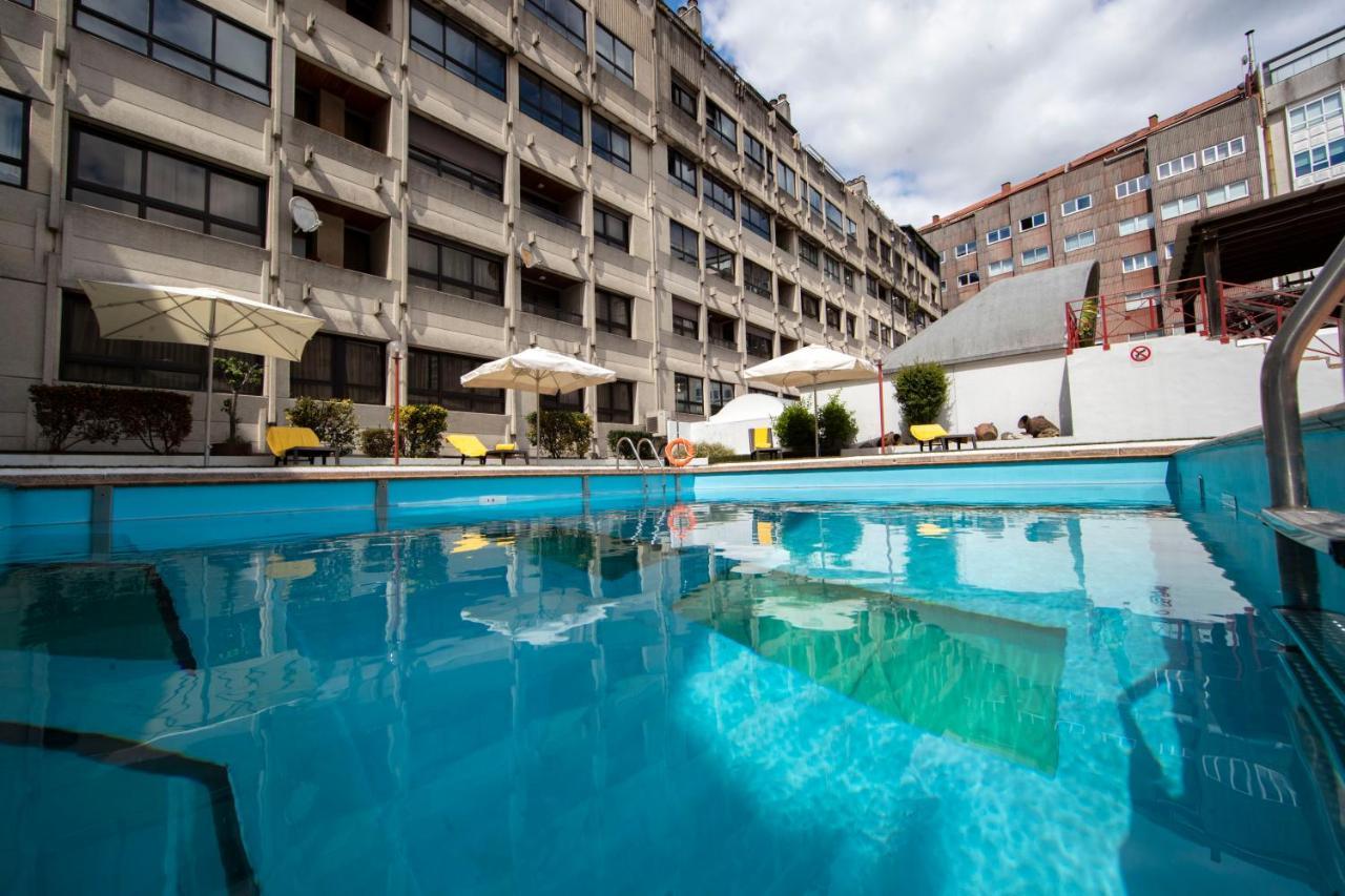 Eurostars Araguaney Otel Santiago de Compostela Dış mekan fotoğraf The swimming pool at the hotel