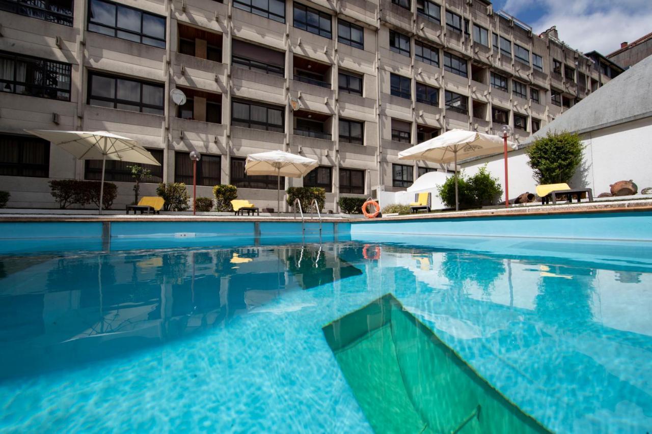 Eurostars Araguaney Otel Santiago de Compostela Dış mekan fotoğraf The swimming pool at the hotel