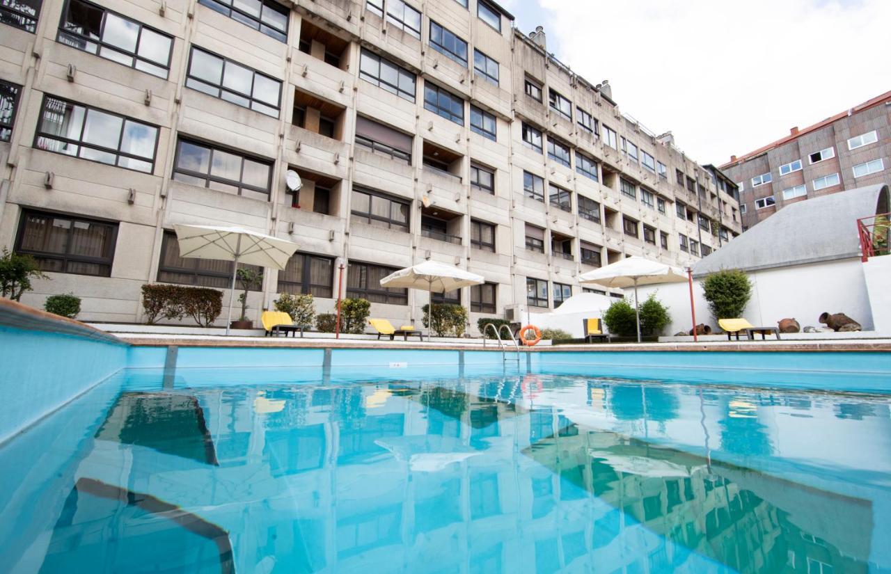 Eurostars Araguaney Otel Santiago de Compostela Dış mekan fotoğraf The swimming pool at the hotel