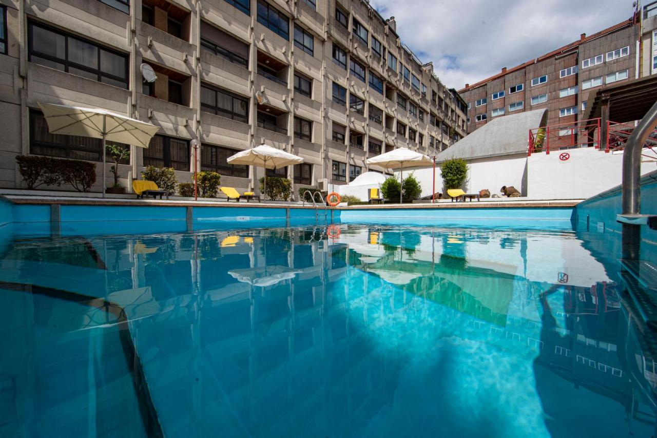Eurostars Araguaney Otel Santiago de Compostela Dış mekan fotoğraf The swimming pool at the hotel