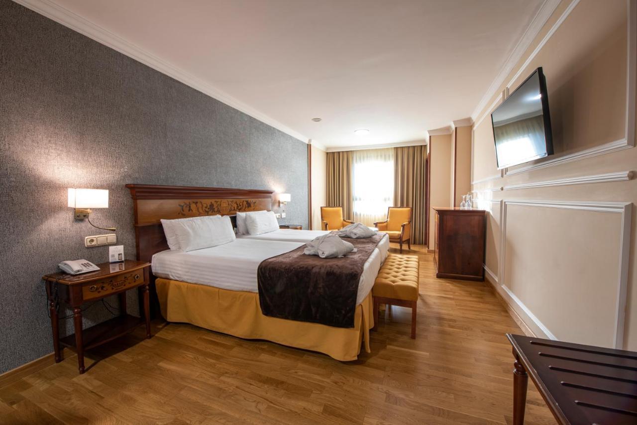 Eurostars Araguaney Otel Santiago de Compostela Dış mekan fotoğraf A room at the hotel