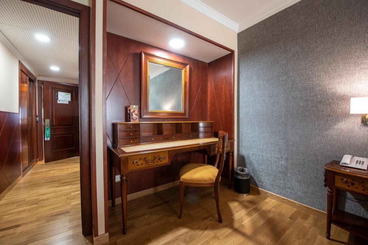 Eurostars Araguaney Otel Santiago de Compostela Dış mekan fotoğraf A dressing table