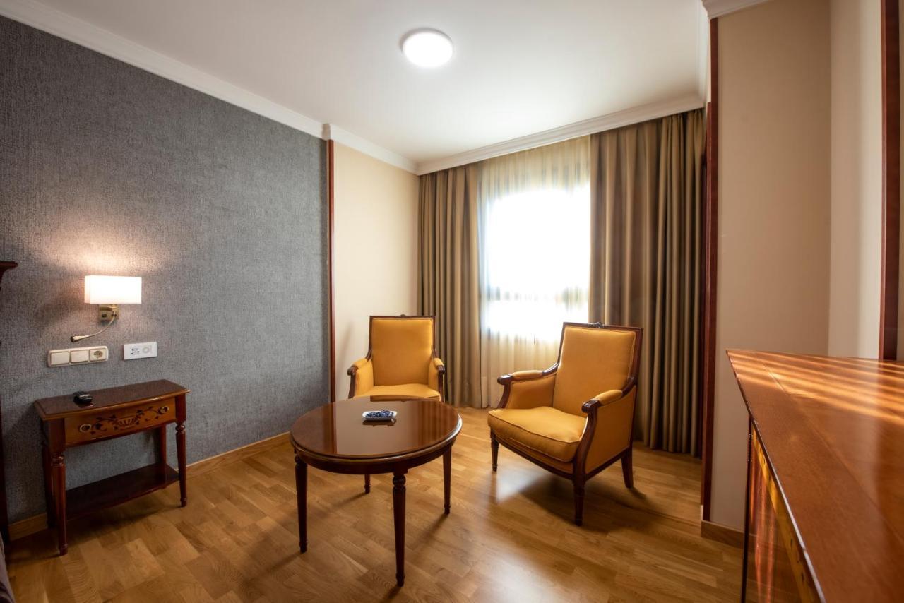 Eurostars Araguaney Otel Santiago de Compostela Dış mekan fotoğraf A room at the hotel