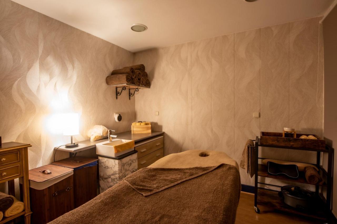 Eurostars Araguaney Otel Santiago de Compostela Dış mekan fotoğraf A treatment room at a spa