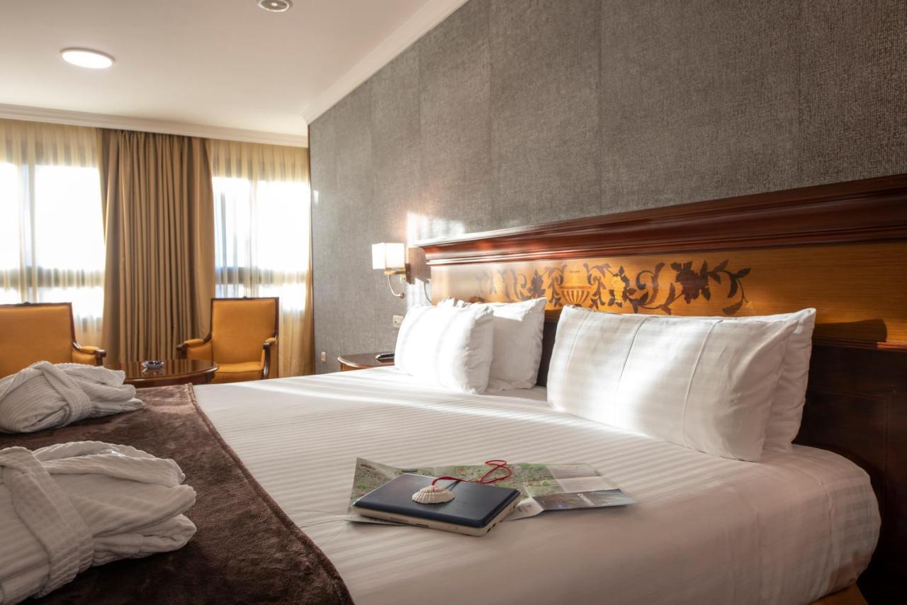 Eurostars Araguaney Otel Santiago de Compostela Dış mekan fotoğraf A room at the hotel