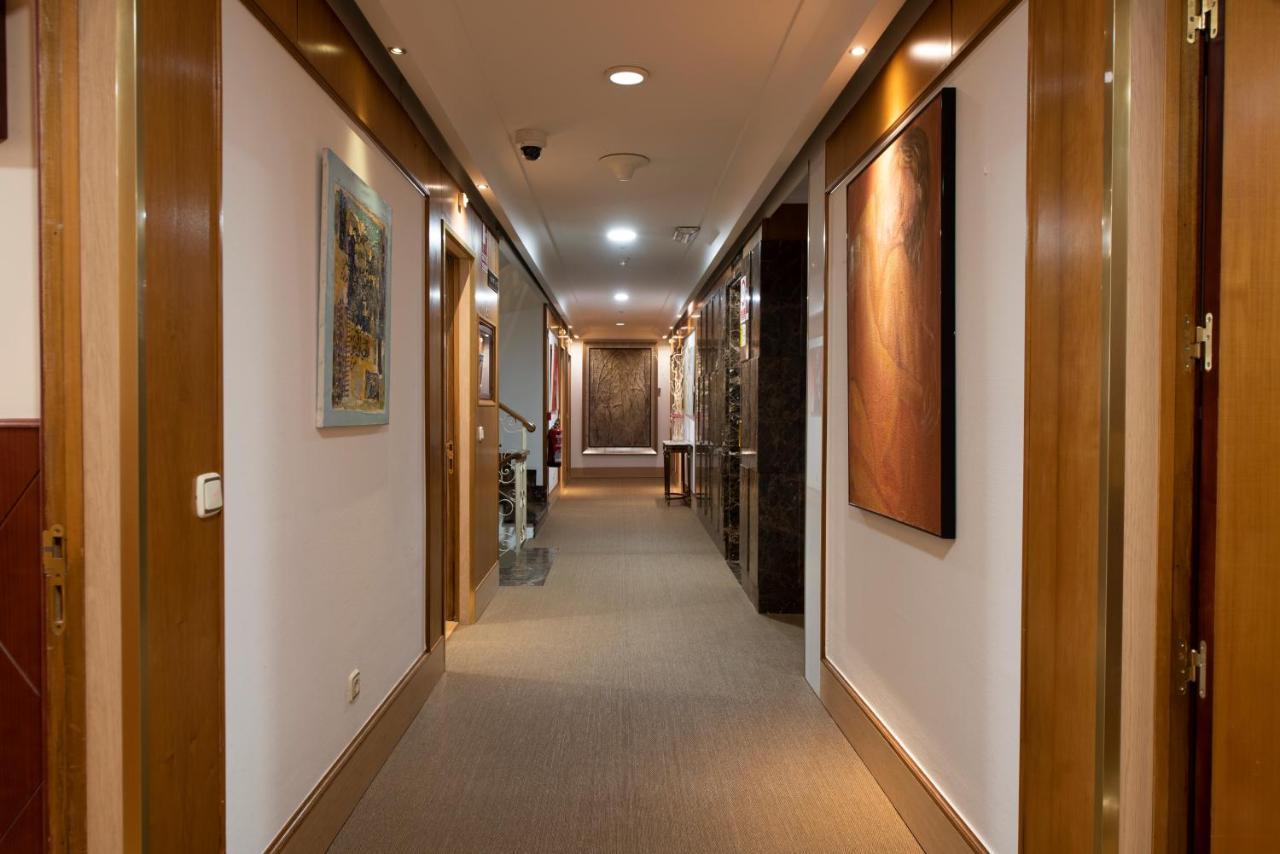 Eurostars Araguaney Otel Santiago de Compostela Dış mekan fotoğraf A corridor in a hotel