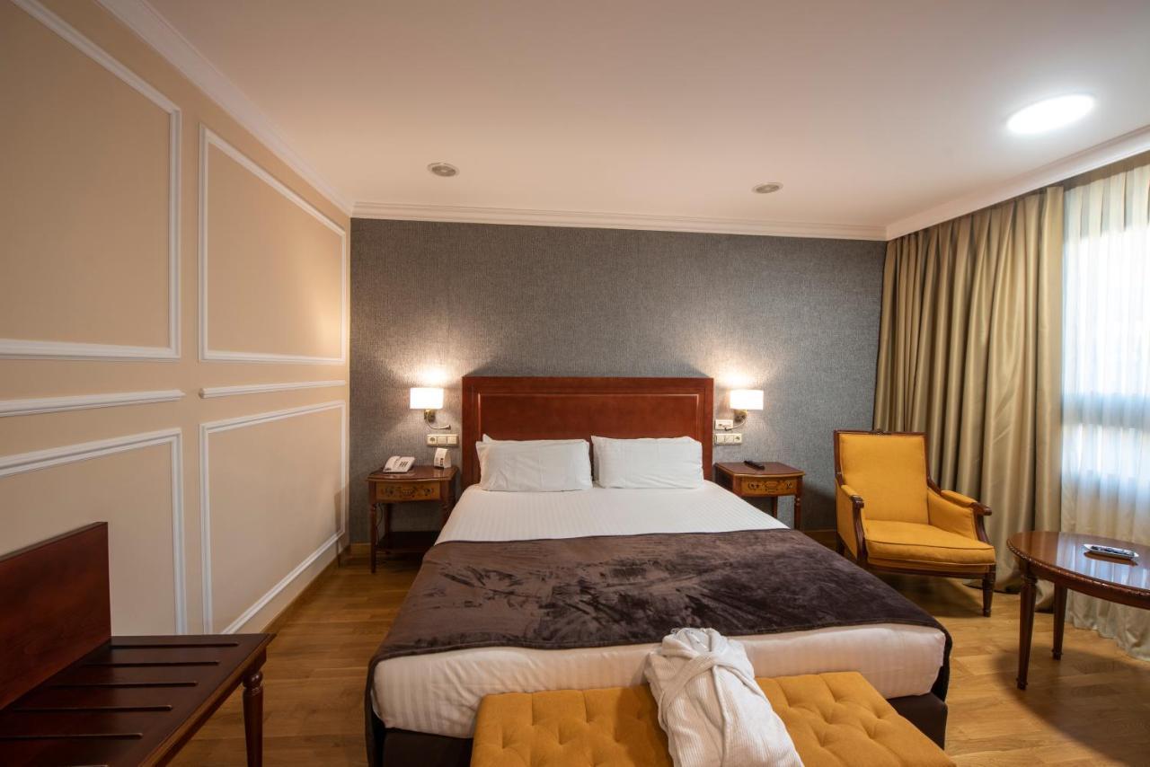 Eurostars Araguaney Otel Santiago de Compostela Dış mekan fotoğraf A room at the hotel