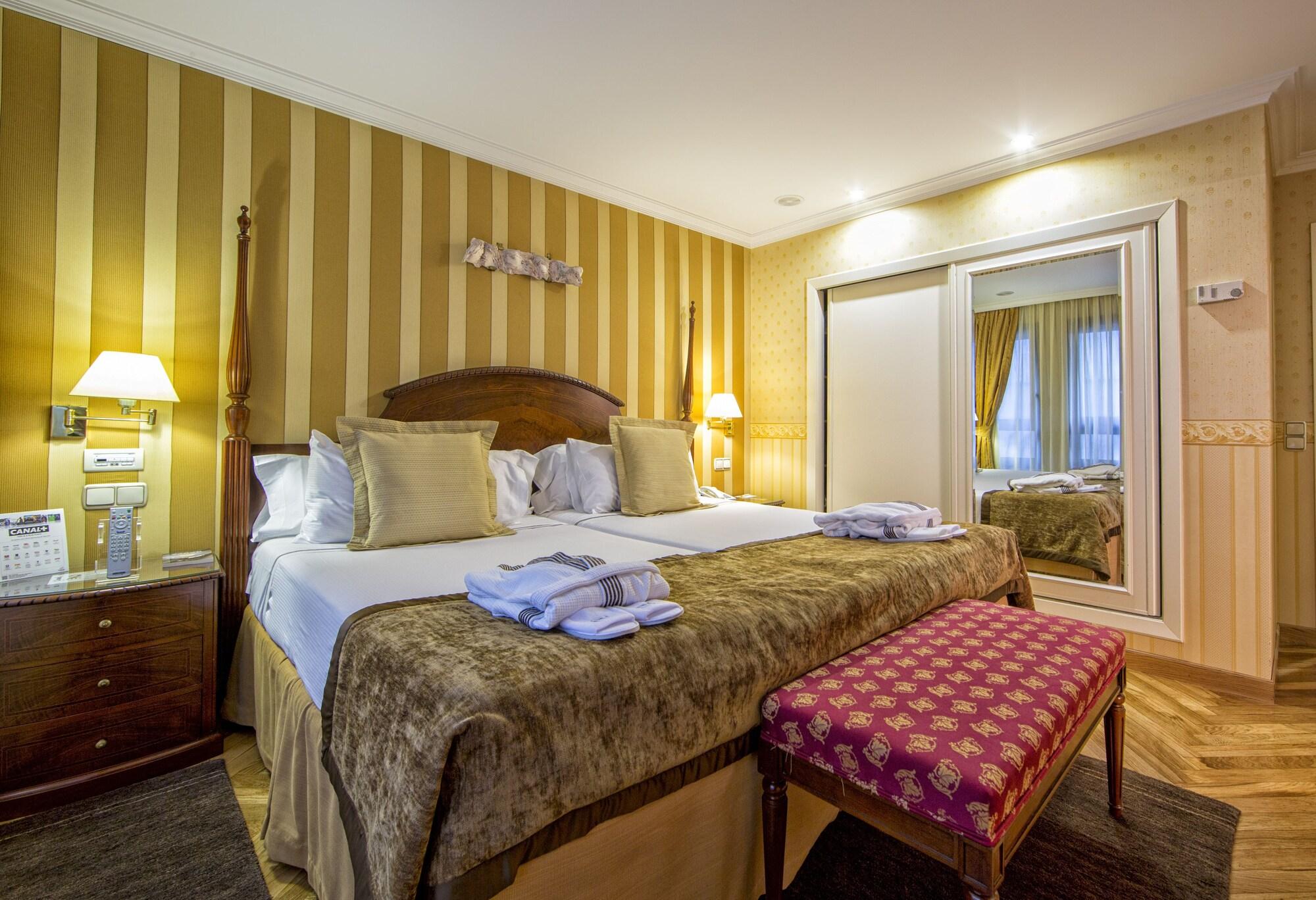 Eurostars Araguaney Otel Santiago de Compostela Dış mekan fotoğraf A bedroom at the hotel