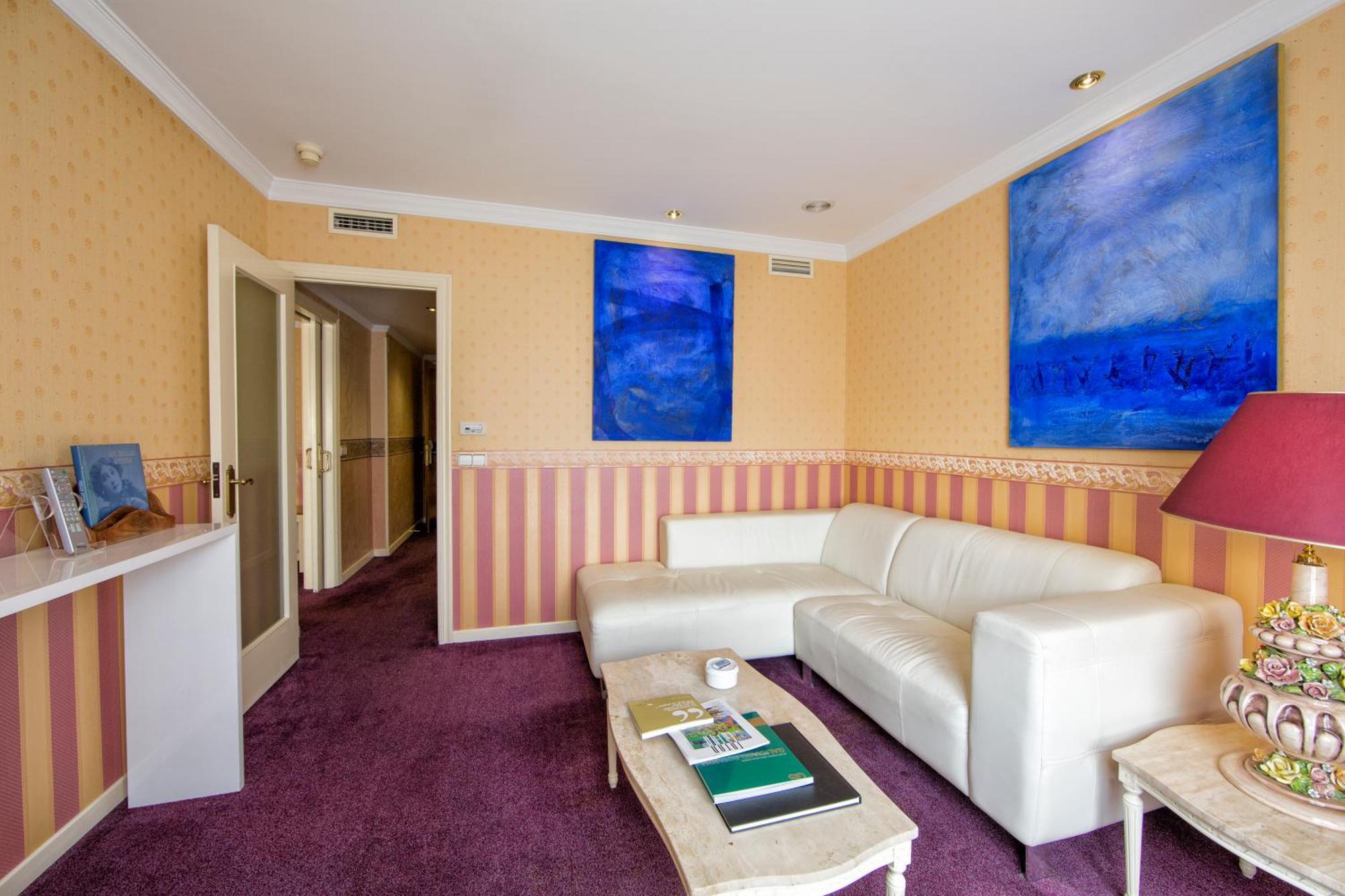 Eurostars Araguaney Otel Santiago de Compostela Oda fotoğraf A suite at the hotel